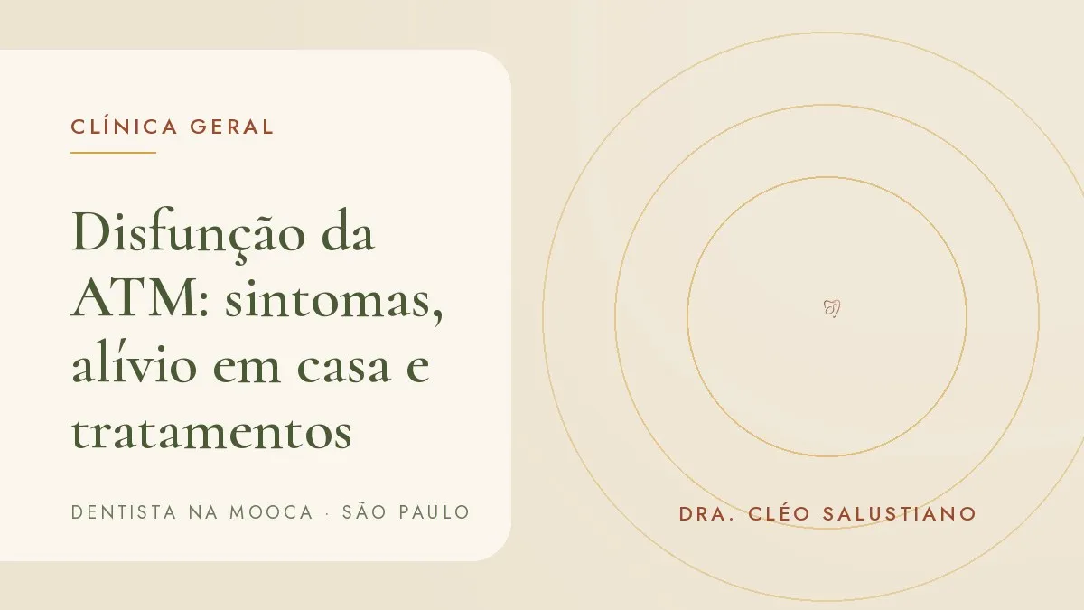 Mulher com a mão apoiada no lado do rosto, perto da articulação da mandíbula — capa do artigo 'Disfunção da ATM: sintomas, alívio em casa e tratamentos', do consultório da Dra. Cléo Salustiano, dentista na Mooca, São Paulo.