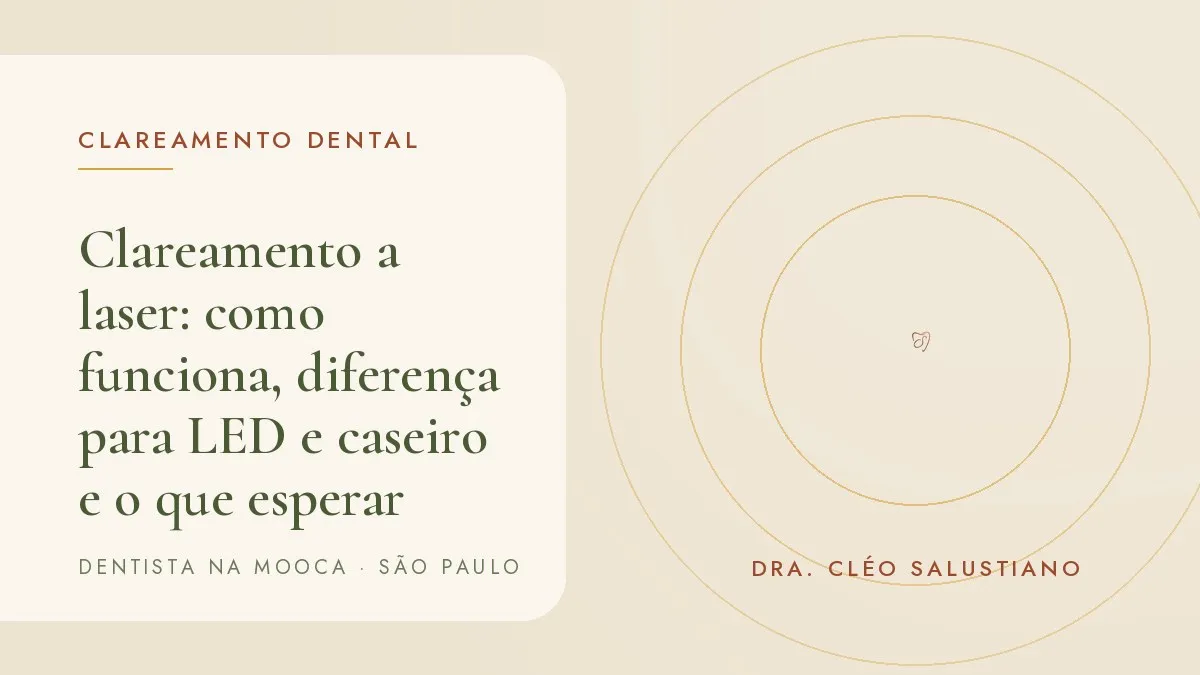 Sessão de clareamento dental em consultório, com gel sobre os dentes e luz de ativação — capa do artigo 'Clareamento a laser: como funciona, diferença para LED e caseiro e o que esperar', do consultório da Dra. Cléo Salustiano, dentista na Mooca, São Paulo.