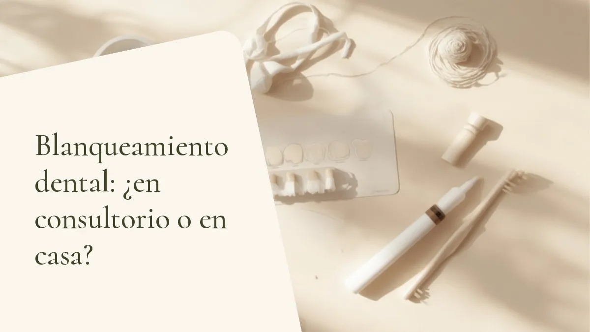 Objetos de odontología relacionados con el tema sobre una superficie clara — portada del artículo 'Blanqueamiento dental: ¿en consultorio o en casa?', del consultorio de la Dra. Cléo Salustiano, dentista en la Mooca, São Paulo.