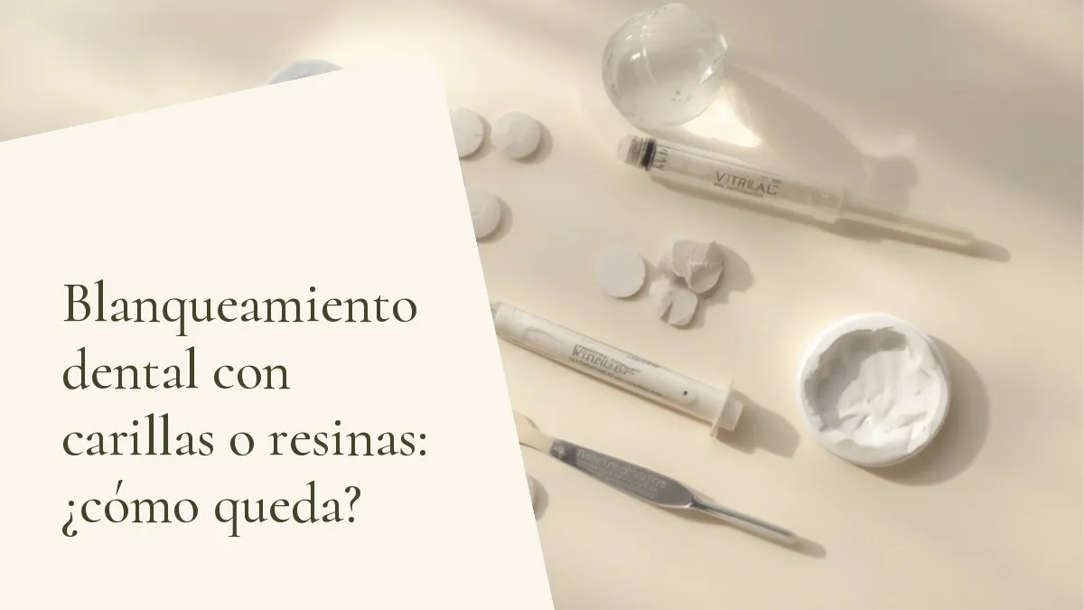 Objetos de odontología relacionados con el tema sobre una superficie clara — portada del artículo 'Blanqueamiento dental con carillas o resinas: ¿cómo queda?', del consultorio de la Dra. Cléo Salustiano, dentista en la Mooca, São Paulo.