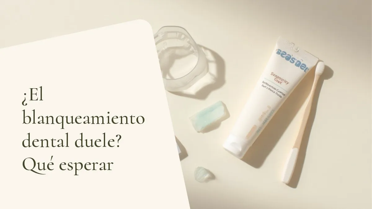 Objetos de odontología relacionados con el tema sobre una superficie clara — portada del artículo '¿El blanqueamiento dental duele? Qué esperar', del consultorio de la Dra. Cléo Salustiano, dentista en la Mooca, São Paulo.