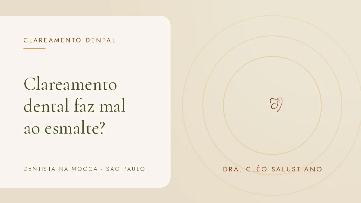 Objetos de odontologia estética sobre superfície clara — capa do artigo 'Clareamento dental faz mal ao esmalte?', do consultório da Dra. Cléo Salustiano, dentista na Mooca, São Paulo.