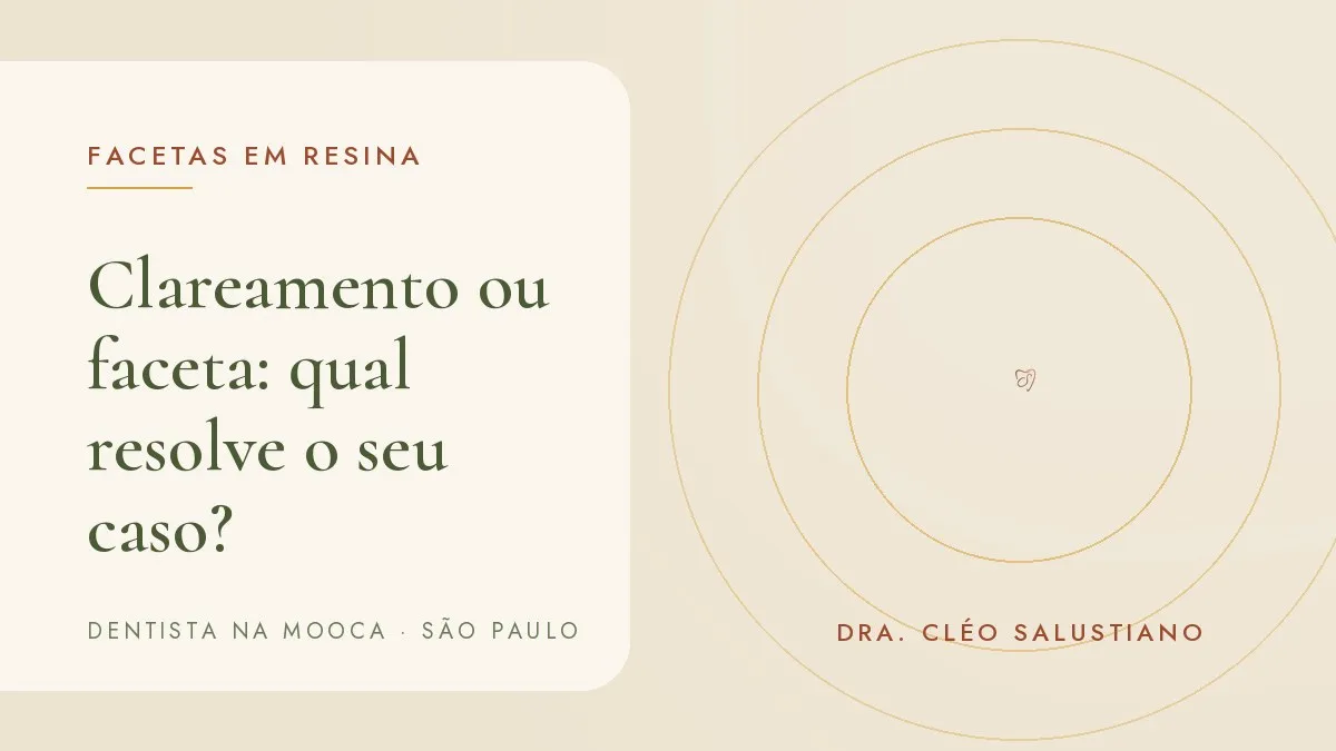 Escala de cores dental ao lado de um sorriso — capa do artigo 'Clareamento ou faceta: qual resolve o seu caso?', do consultório da Dra. Cléo Salustiano, dentista na Mooca, São Paulo.