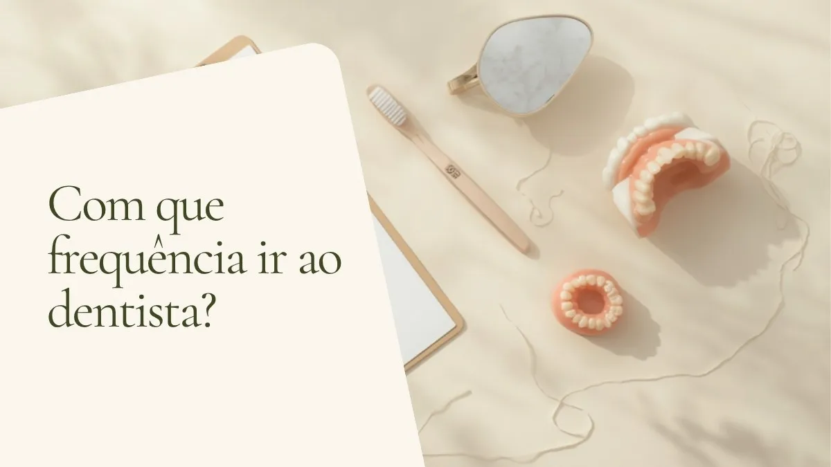 Objetos de odontologia relacionados ao tema sobre superfície clara — capa do artigo 'Com que frequência ir ao dentista?', do consultório da Dra. Cléo Salustiano, dentista na Mooca, São Paulo.