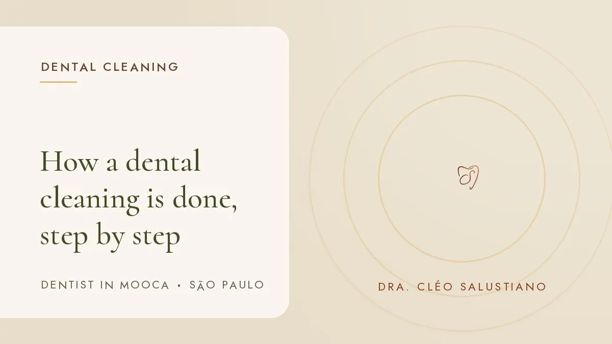 Dental items on a light surface — cover of the article 'How a dental cleaning is done, step by step', from the dental office of Dr. Cléo Salustiano, dentist in Mooca, São Paulo.