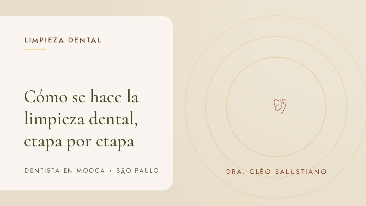 Objetos de odontología sobre una superficie clara — portada del artículo 'Cómo se hace la limpieza dental, etapa por etapa', del consultorio de la Dra. Cléo Salustiano, dentista en Mooca, São Paulo.