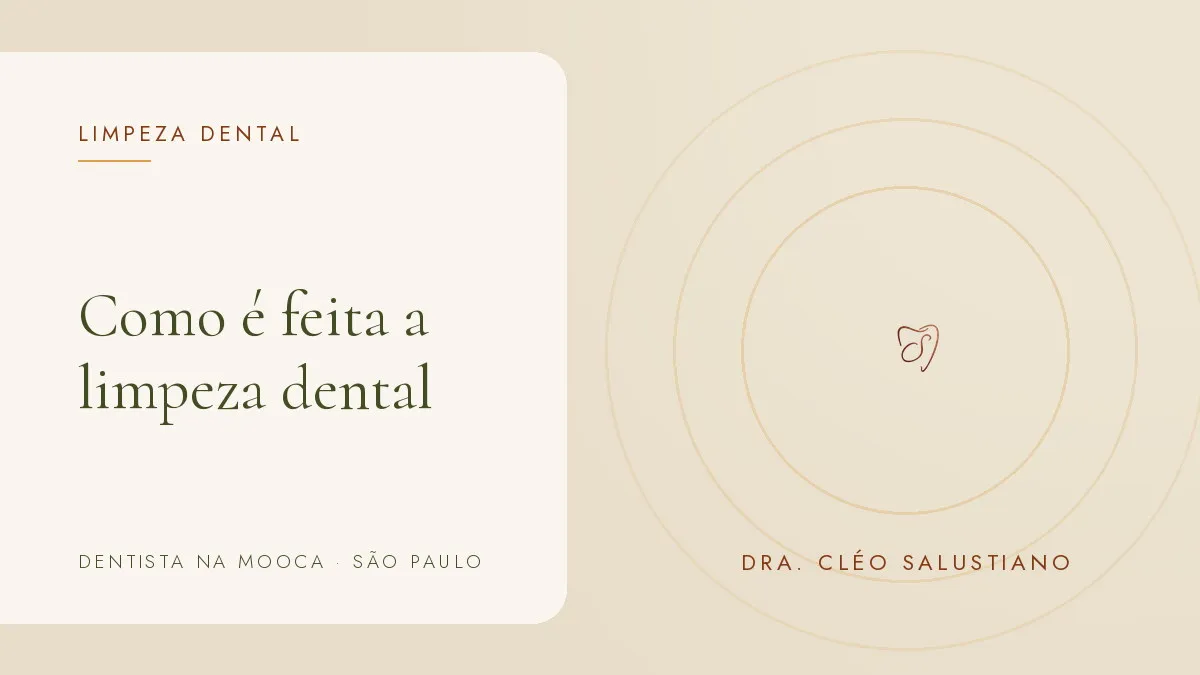 Objetos de odontologia sobre superfície clara — capa do artigo 'Como é feita a limpeza dental', do consultório da Dra. Cléo Salustiano, dentista na Mooca, São Paulo.