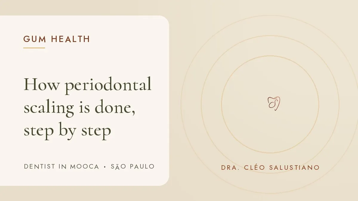 Dental items on a light surface — cover of the article 'How periodontal scaling is done, step by step', from the dental office of Dr. Cléo Salustiano, dentist in Mooca, São Paulo.
