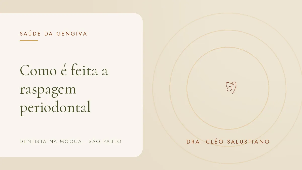 Objetos de odontologia sobre superfície clara — capa do artigo 'Como é feita a raspagem periodontal', do consultório da Dra. Cléo Salustiano, dentista na Mooca, São Paulo.