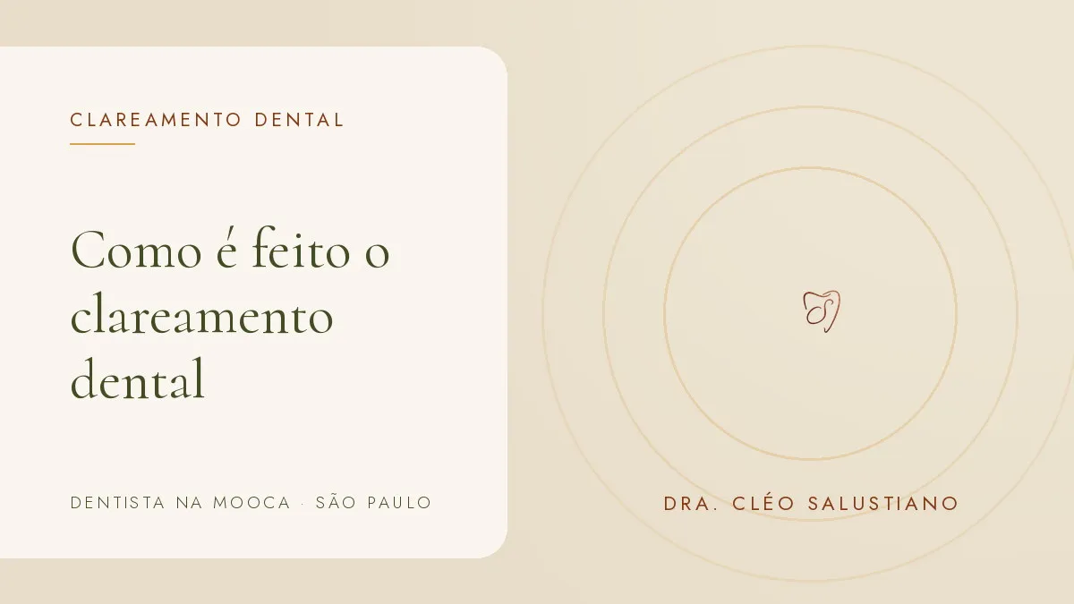 Objetos de odontologia estética sobre superfície clara — capa do artigo 'Como é feito o clareamento dental', do consultório da Dra. Cléo Salustiano, dentista na Mooca, São Paulo.