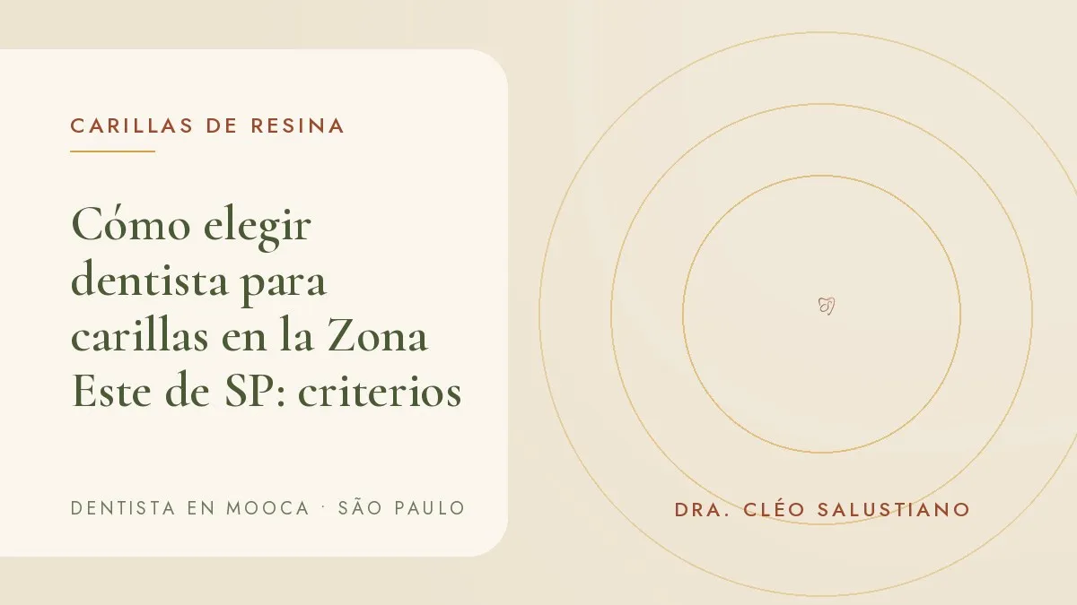 Paciente conversando con la dentista sobre el plan de carillas en un consultorio luminoso — portada del artículo 'Cómo elegir dentista para carillas en la Zona Este de SP', de un consultorio en Mooca, São Paulo.