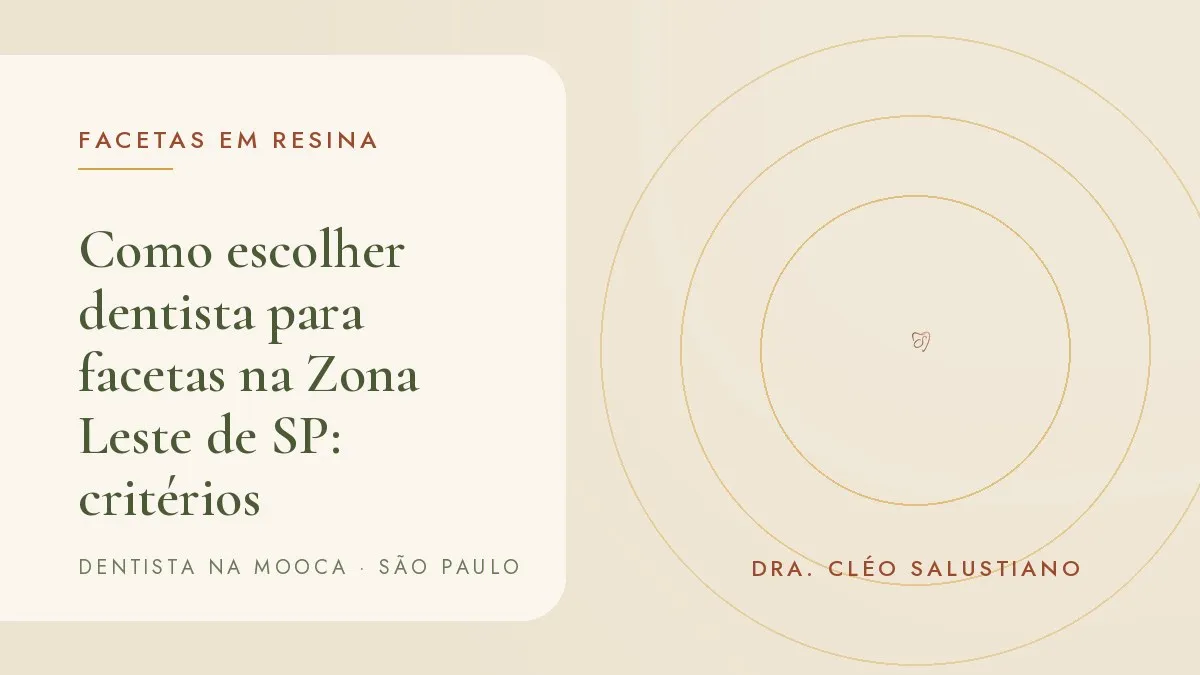Paciente conversando com a dentista sobre o plano de facetas em consultório claro — capa do artigo 'Como escolher dentista para facetas na Zona Leste de SP', de um consultório na Mooca, São Paulo.