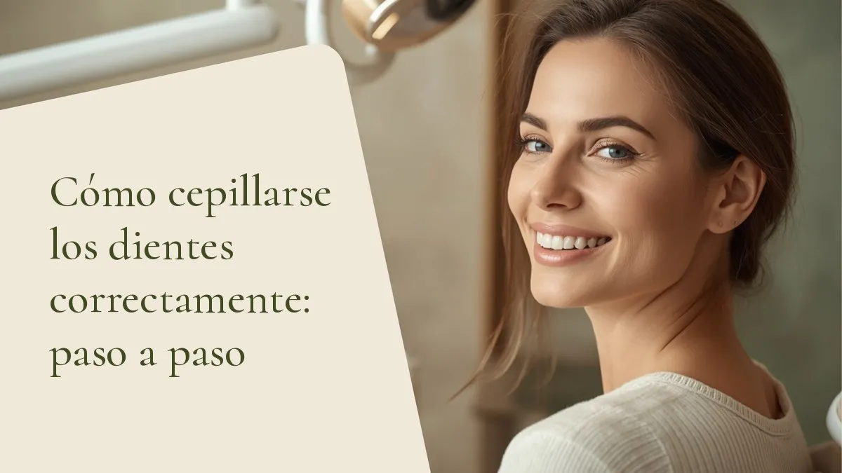 Mujer sonriendo de forma natural — portada del artículo sobre cómo cepillarse los dientes correctamente, del consultorio de la Dra. Cléo Salustiano, dentista en Mooca, São Paulo.