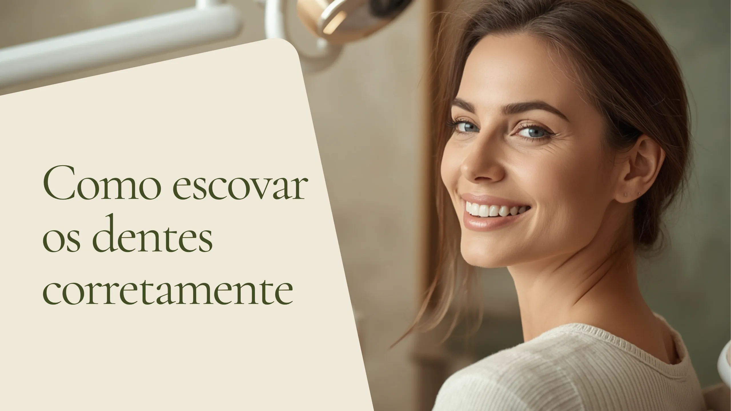 Mulher sorrindo de forma natural — capa do artigo sobre como escovar os dentes corretamente, do consultório da Dra. Cléo Salustiano, dentista na Mooca, São Paulo.