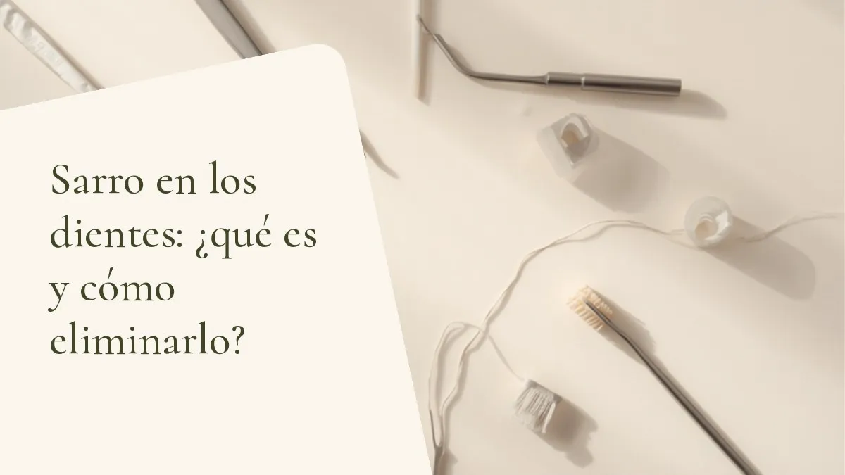 Objetos de odontología relacionados con el tema sobre una superficie clara — portada del artículo 'Sarro en los dientes: ¿qué es y cómo eliminarlo?', del consultorio de la Dra. Cléo Salustiano, dentista en Mooca, São Paulo.