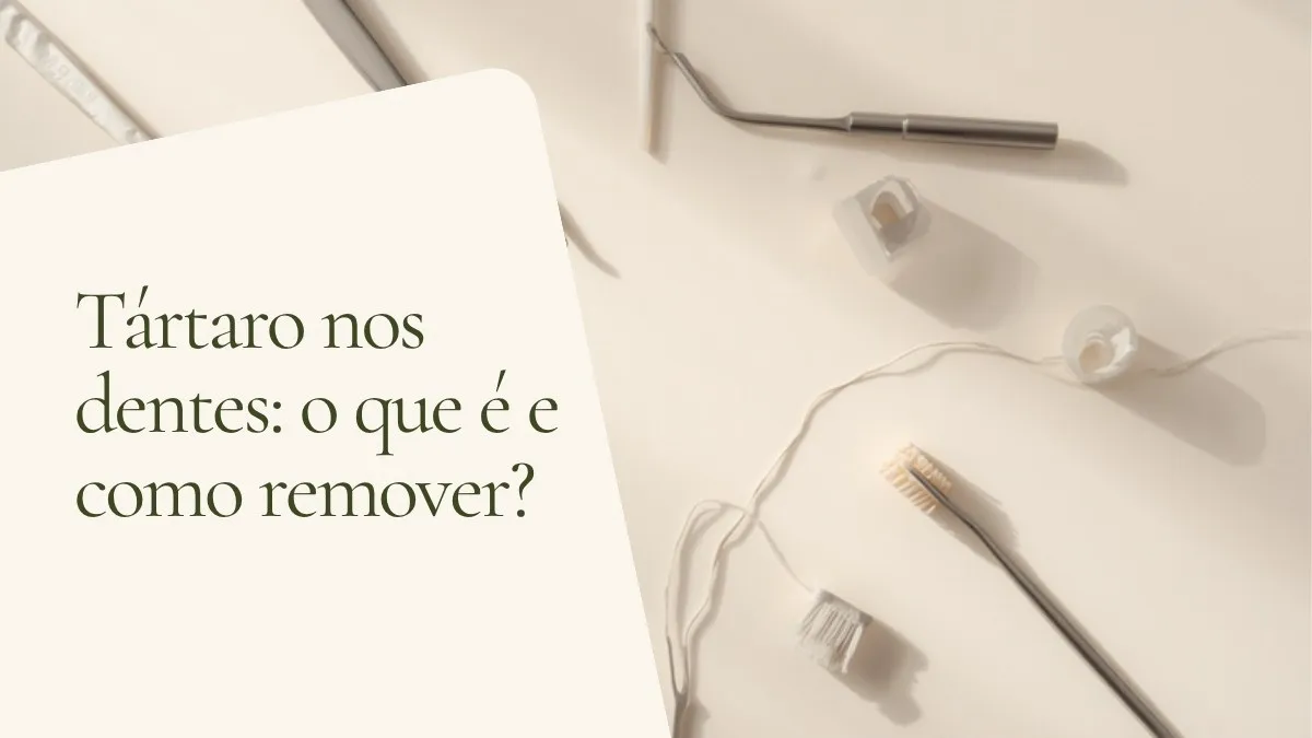 Objetos de odontologia relacionados ao tema sobre superfície clara — capa do artigo 'Tártaro nos dentes: o que é e como remover?', do consultório da Dra. Cléo Salustiano, dentista na Mooca, São Paulo.