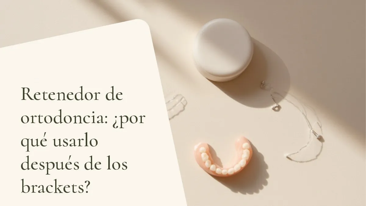 Objetos de odontología relacionados con el tema sobre una superficie clara — portada del artículo 'Retenedor de ortodoncia: ¿por qué usarlo después de los brackets?', del consultorio de la Dra. Cléo Salustiano, dentista en Mooca, São Paulo.