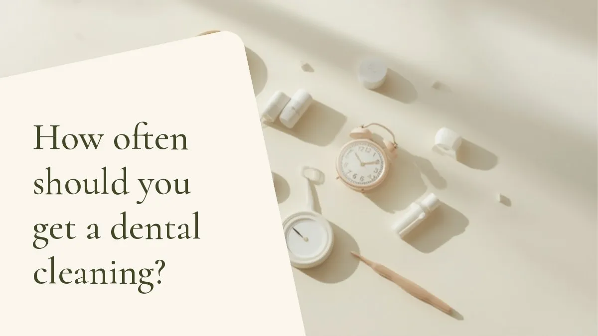 Dental objects related to the topic on a light surface — cover of the article 'How often should you get a dental cleaning?', from the dental office of Dr. Cléo Salustiano, a dentist in Mooca, São Paulo.