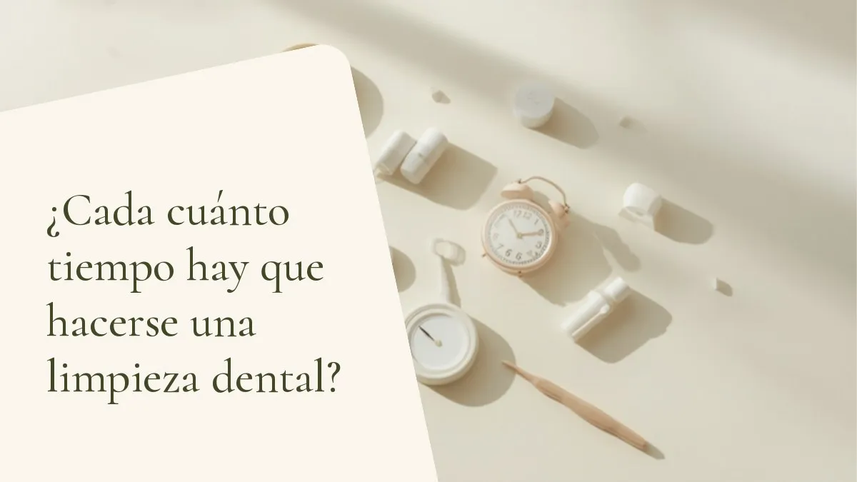 Objetos odontológicos relacionados con el tema sobre una superficie clara — portada del artículo '¿Cada cuánto tiempo hay que hacerse una limpieza dental?', del consultorio de la Dra. Cléo Salustiano, dentista en Mooca, São Paulo.