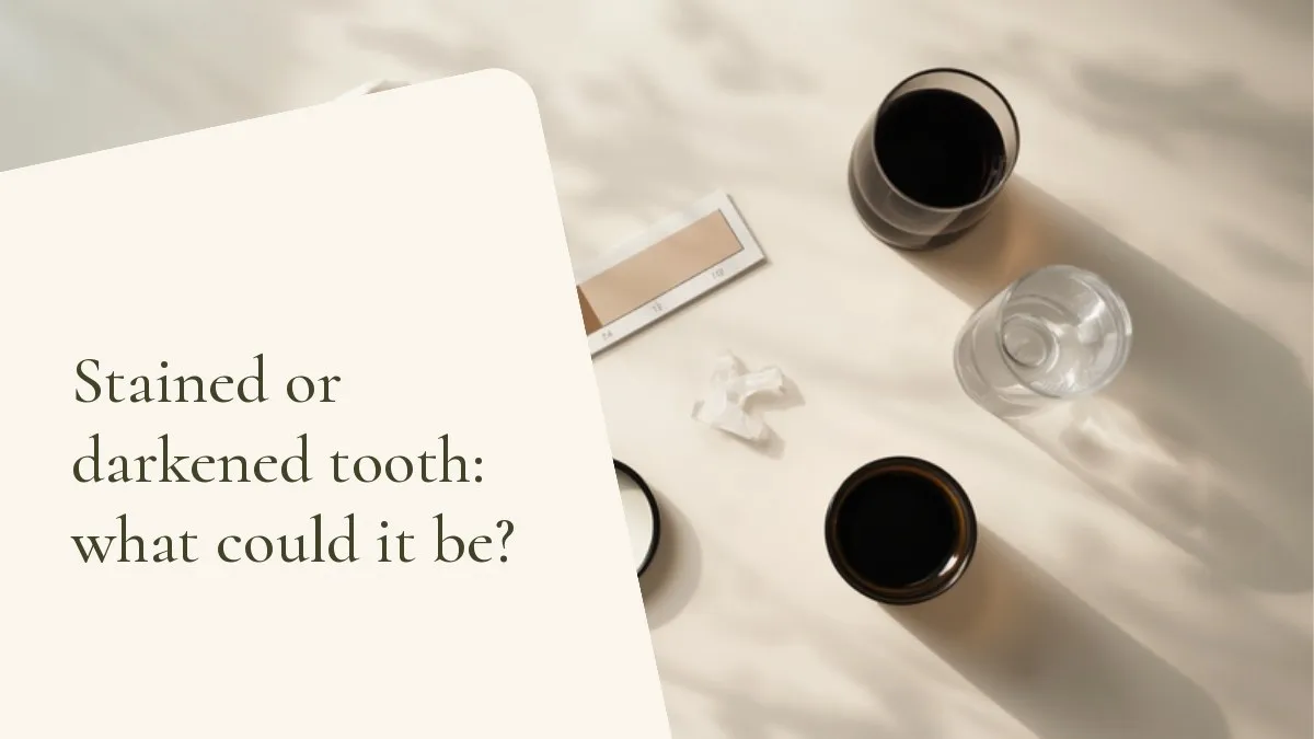 Dental objects related to the topic on a light surface — cover of the article 'Stained or darkened tooth: what could it be?', from the dental office of Dr. Cléo Salustiano, a dentist in Mooca, São Paulo.