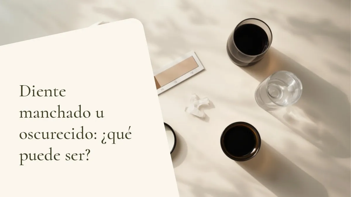 Objetos odontológicos relacionados con el tema sobre una superficie clara — portada del artículo 'Diente manchado u oscurecido: ¿qué puede ser?', del consultorio de la Dra. Cléo Salustiano, dentista en Mooca, São Paulo.