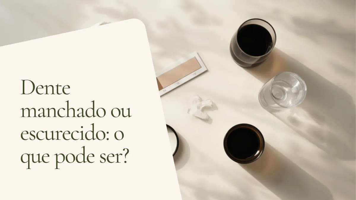 Objetos de odontologia relacionados ao tema sobre superfície clara — capa do artigo 'Dente manchado ou escurecido: o que pode ser?', do consultório da Dra. Cléo Salustiano, dentista na Mooca, São Paulo.