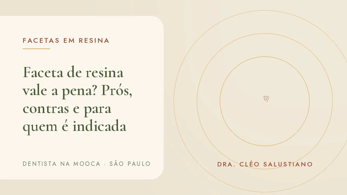 Sorriso com facetas de resina e espelho odontológico — capa do artigo 'Faceta de resina vale a pena?', do consultório da Dra. Cléo Salustiano, dentista na Mooca, São Paulo.