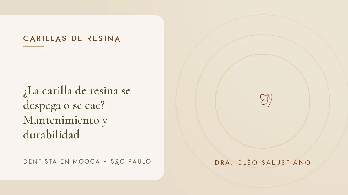 Objetos de odontología estética sobre una superficie clara — portada del artículo '¿La carilla de resina se despega o se cae?', del consultorio de la Dra. Cléo Salustiano, dentista en Mooca, São Paulo.