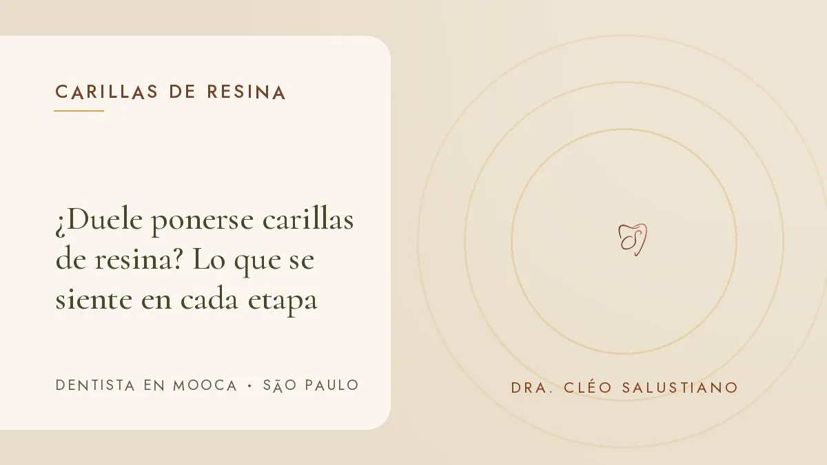 Objetos de odontología estética sobre una superficie clara — portada del artículo '¿Duele ponerse carillas de resina?', del consultorio de la Dra. Cléo Salustiano, dentista en Mooca, São Paulo.