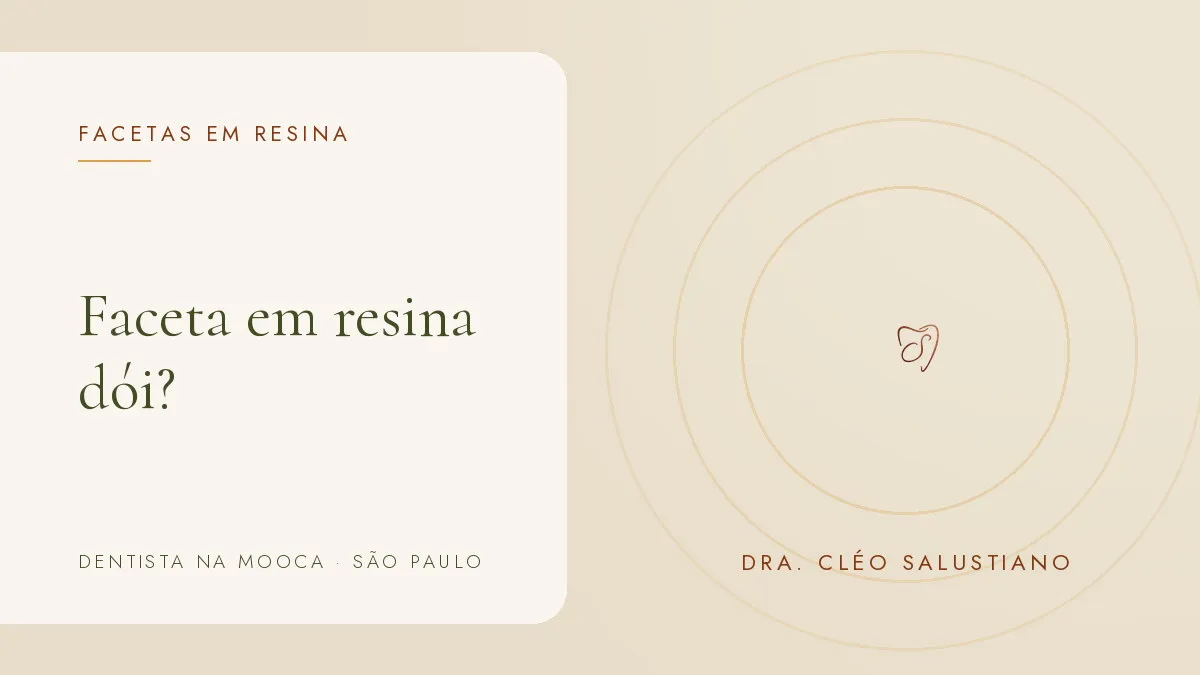 Objetos de odontologia estética sobre superfície clara — capa do artigo 'Faceta em resina dói?', do consultório da Dra. Cléo Salustiano, dentista na Mooca, São Paulo.