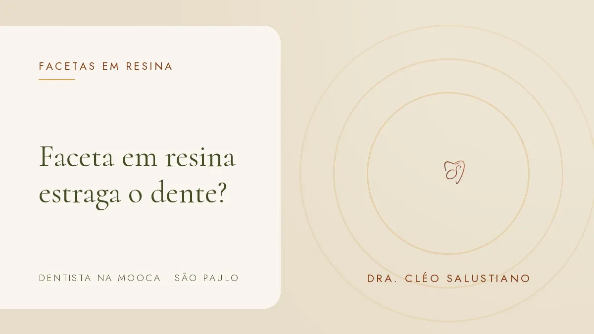 Objetos de odontologia estética sobre superfície clara — capa do artigo 'Faceta em resina estraga o dente?', do consultório da Dra. Cléo Salustiano, dentista na Mooca, São Paulo.
