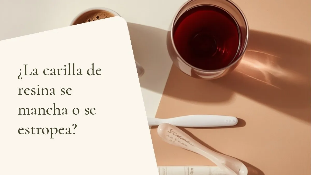 Objetos de odontología relacionados con el tema sobre una superficie clara — portada del artículo '¿La carilla de resina se mancha o se estropea?', del consultorio de la Dra. Cléo Salustiano, dentista en Mooca, São Paulo.