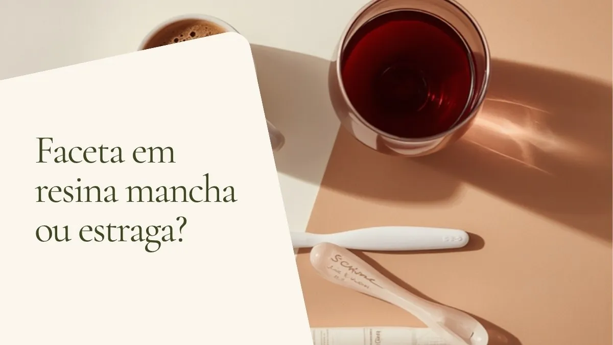Objetos de odontologia relacionados ao tema sobre superfície clara — capa do artigo 'Faceta em resina mancha ou estraga?', do consultório da Dra. Cléo Salustiano, dentista na Mooca, São Paulo.