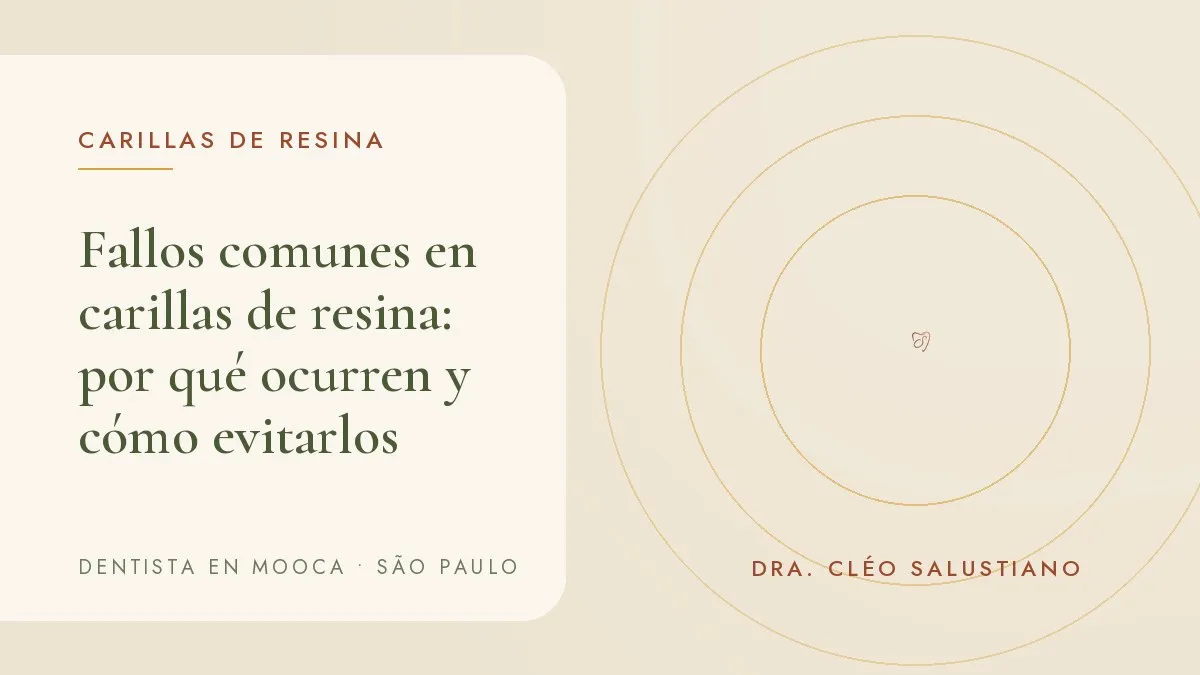 Dentista examinando carillas de resina con espejo clínico — portada del artículo 'Fallos comunes en carillas de resina: por qué ocurren y cómo evitarlos', del consultorio de la Dra. Cléo Salustiano, dentista en Mooca, São Paulo.