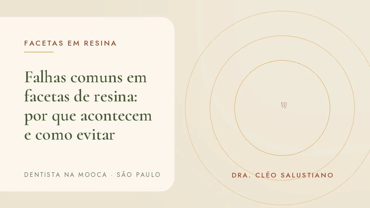 Dentista examinando facetas de resina com espelho clínico — capa do artigo 'Falhas comuns em facetas de resina: por que acontecem e como evitar', do consultório da Dra. Cléo Salustiano, dentista na Mooca, São Paulo.