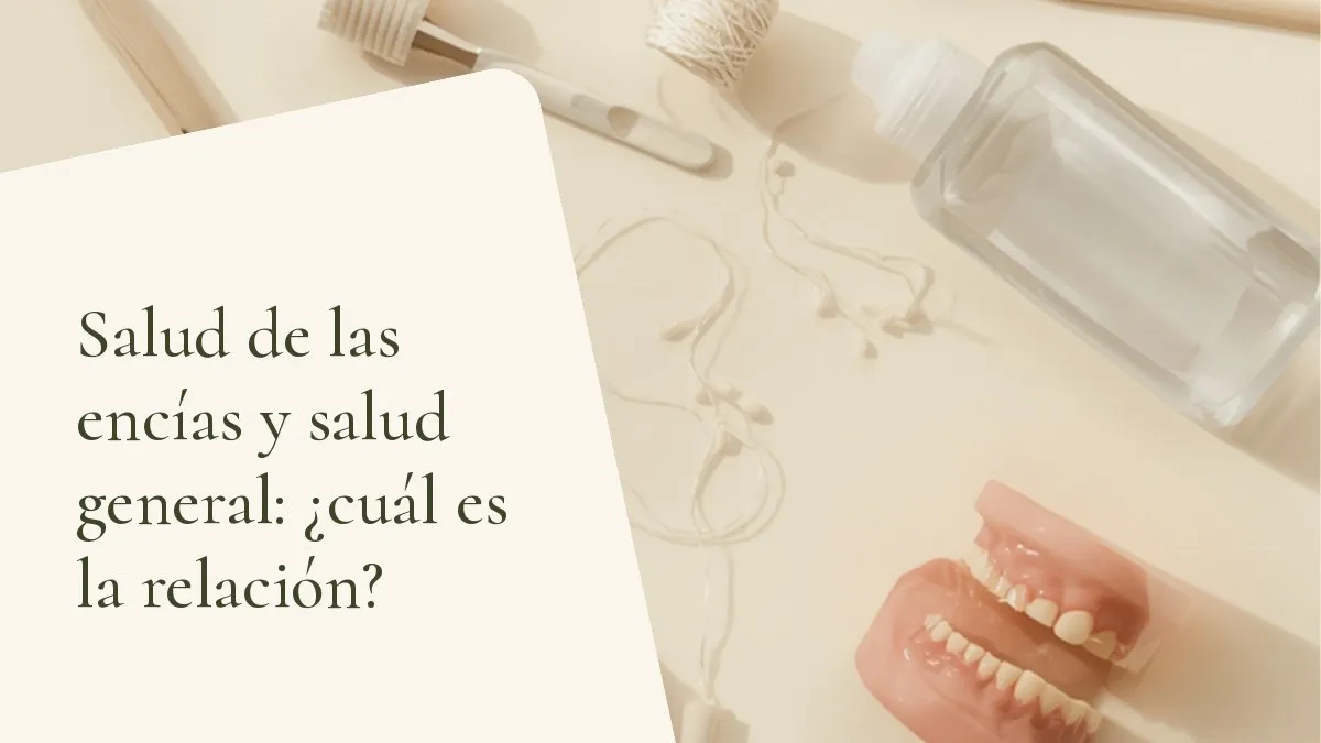 Objetos de odontología relacionados con el tema sobre una superficie clara — portada del artículo 'Salud de las encías y salud general: ¿cuál es la relación?', del consultorio de la Dra. Cléo Salustiano, dentista en Mooca, São Paulo.