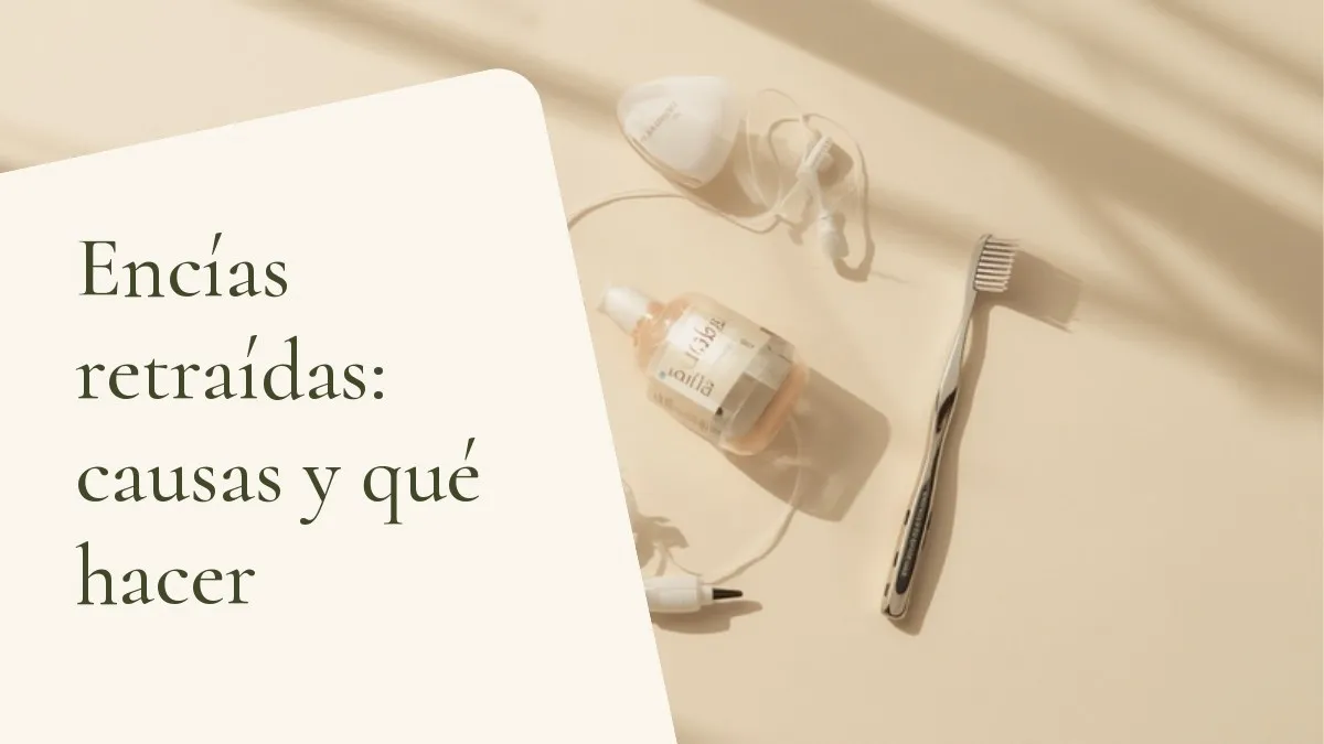 Objetos de odontología relacionados con el tema sobre una superficie clara — portada del artículo 'Encías retraídas: causas y qué hacer', del consultorio de la Dra. Cléo Salustiano, dentista en Mooca, São Paulo.