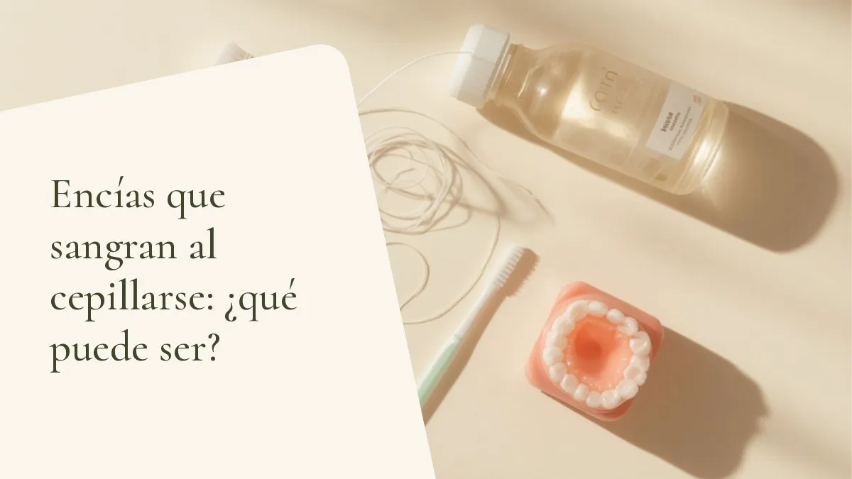 Objetos de odontología relacionados con el tema sobre una superficie clara — portada del artículo 'Encías que sangran al cepillarse: ¿qué puede ser?', del consultorio de la Dra. Cléo Salustiano, dentista en Mooca, São Paulo.