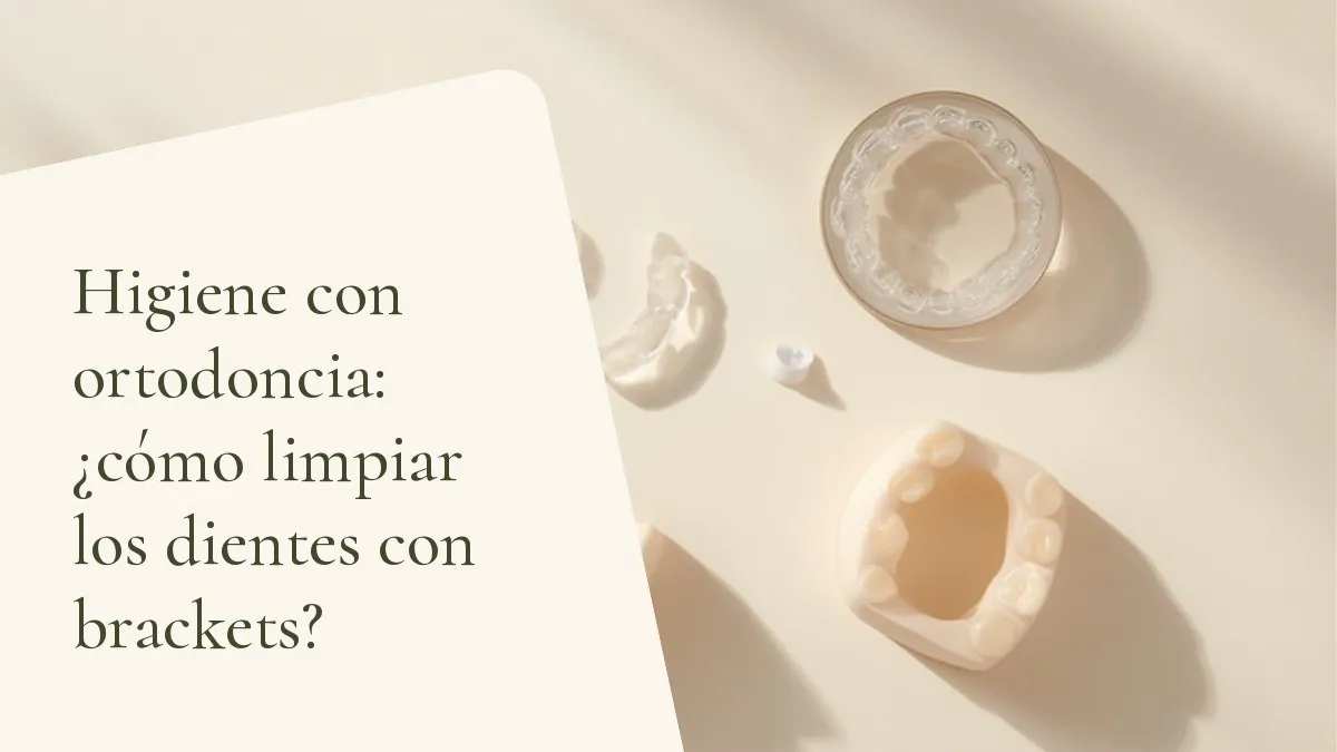 Objetos de odontología relacionados con el tema sobre una superficie clara — portada del artículo 'Higiene con ortodoncia: ¿cómo limpiar los dientes con brackets?', del consultorio de la Dra. Cléo Salustiano, dentista en Mooca, São Paulo.