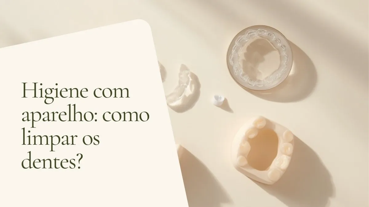 Objetos de odontologia relacionados ao tema sobre superfície clara — capa do artigo 'Higiene com aparelho: como limpar os dentes?', do consultório da Dra. Cléo Salustiano, dentista na Mooca, São Paulo.