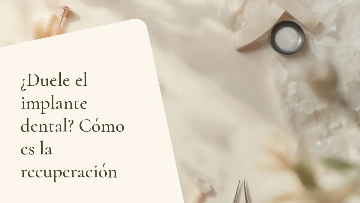 Objetos de odontología relacionados con el tema sobre una superficie clara — portada del artículo '¿Duele el implante dental? Cómo es la recuperación', del consultorio de la Dra. Cléo Salustiano, dentista en Mooca, São Paulo.