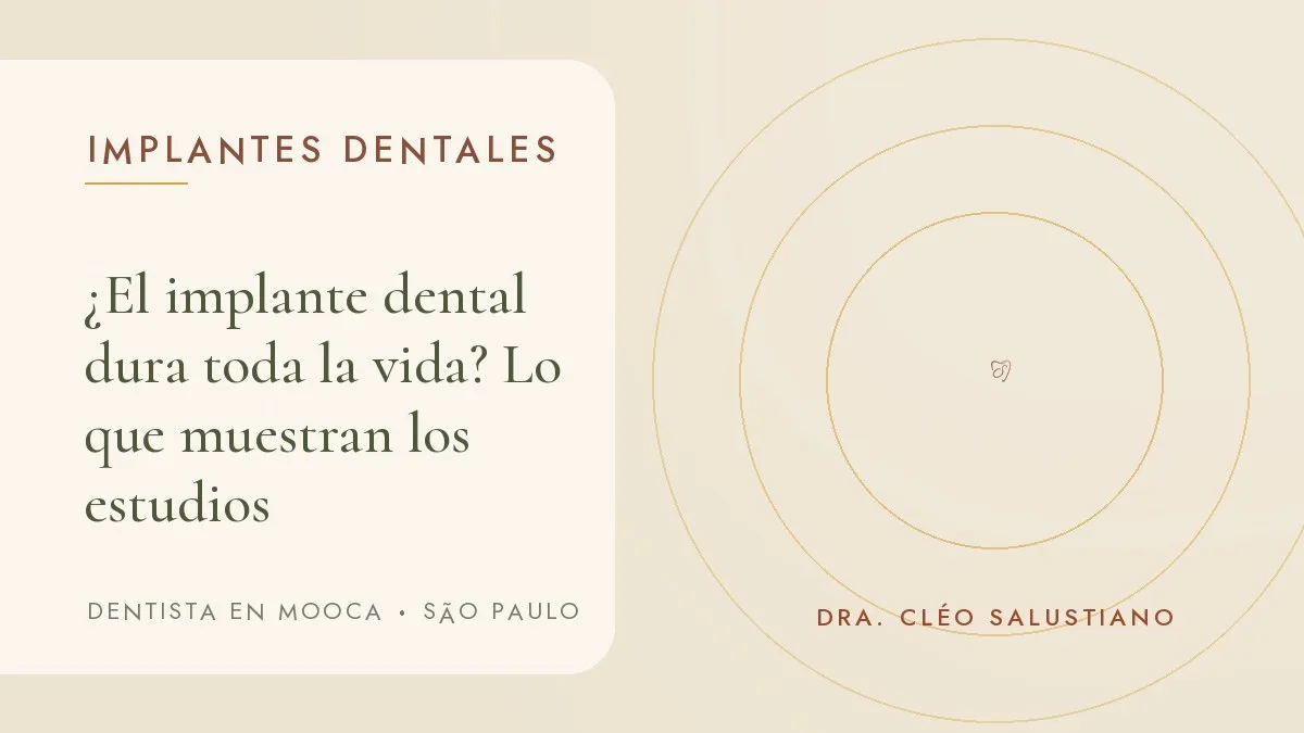 Portada del artículo '¿El implante dental dura toda la vida? Lo que muestran los estudios', del consultorio de la Dra. Cléo Salustiano, dentista en Mooca, São Paulo.