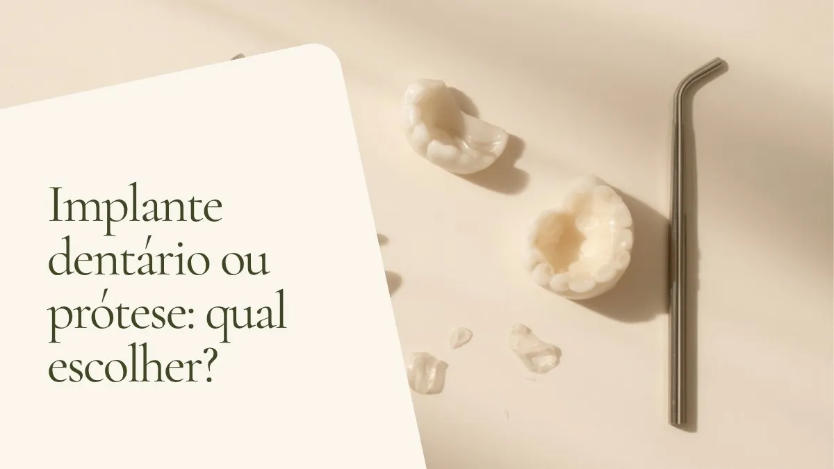 Objetos de odontologia relacionados ao tema sobre superfície clara — capa do artigo 'Implante dentário ou prótese: qual escolher?', do consultório da Dra. Cléo Salustiano, dentista na Mooca, São Paulo.