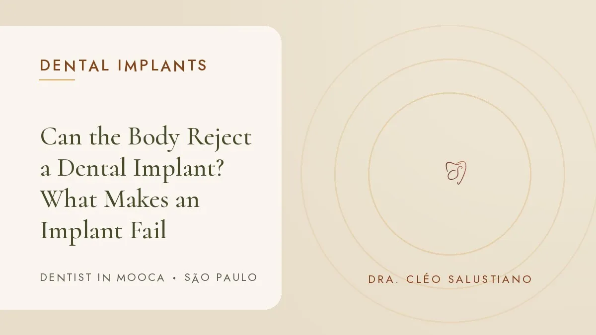 Dental items on a light surface — cover of the article 'Can the Body Reject a Dental Implant?', from the dental office of Dr. Cléo Salustiano, dentist in Mooca, São Paulo.