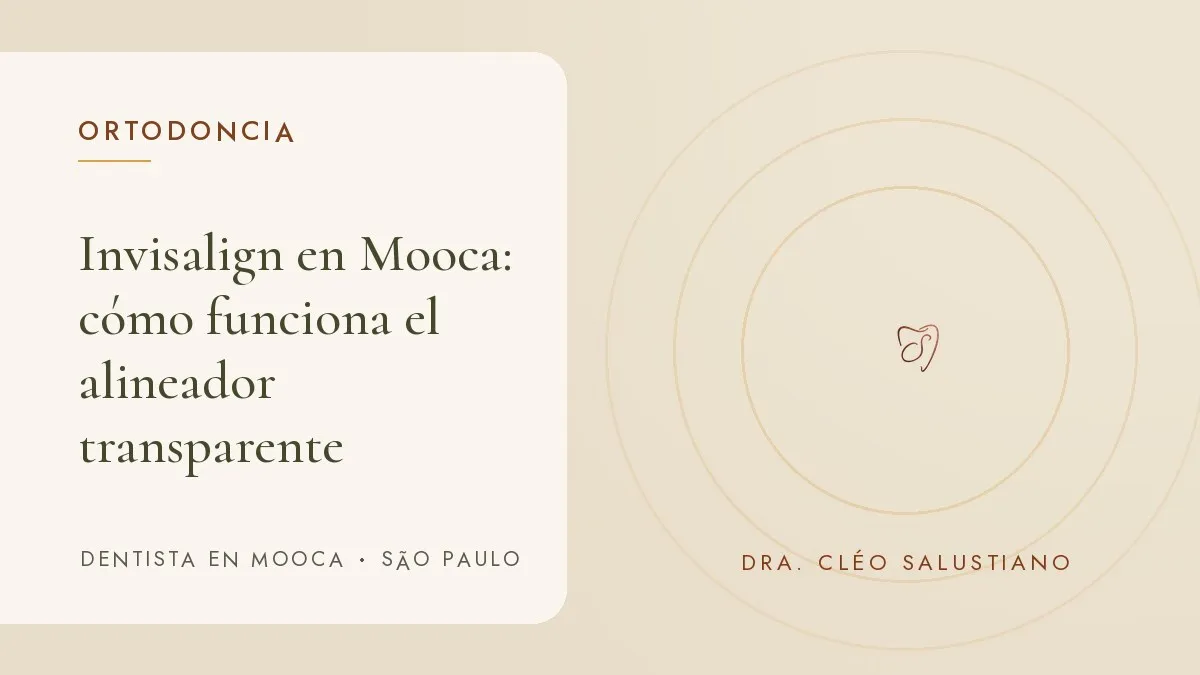 Composición tipográfica con la identidad del consultorio — portada del artículo 'Invisalign en Mooca: cómo funciona el alineador transparente', de la Dra. Cléo Salustiano, dentista en Mooca, São Paulo.