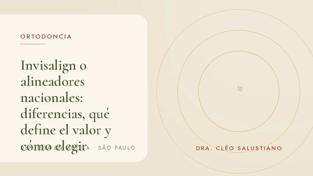Alineador transparente colocándose sobre los dientes — portada del artículo 'Invisalign o alineadores nacionales: diferencias, qué define el valor y cómo elegir', del consultorio de la Dra. Cléo Salustiano, dentista en Mooca, São Paulo.