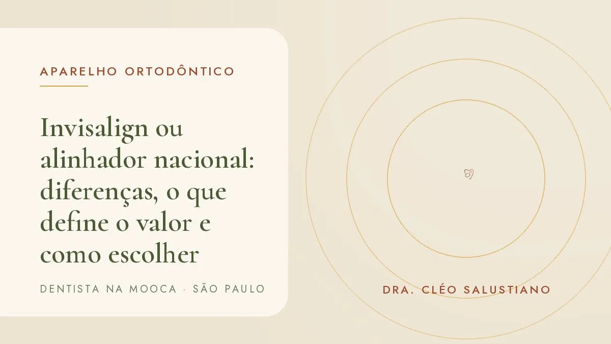 Alinhador transparente sendo encaixado sobre os dentes — capa do artigo 'Invisalign ou alinhador nacional: diferenças, o que define o valor e como escolher', do consultório da Dra. Cléo Salustiano, dentista na Mooca, São Paulo.