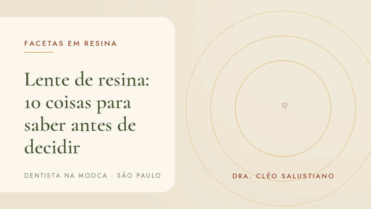 Sorriso de perto com lentes de resina nos dentes da frente — capa do artigo 'Lente de resina: 10 coisas para saber antes de decidir', do consultório da Dra. Cléo Salustiano, dentista na Mooca, São Paulo.