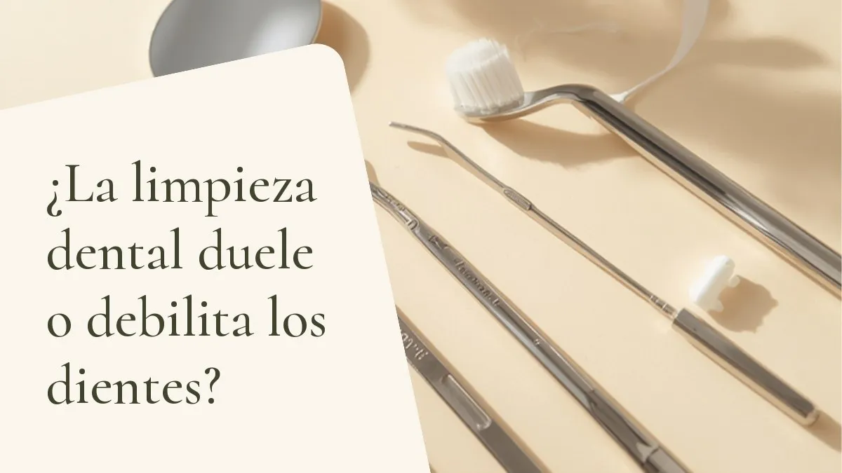 Objetos de odontología relacionados con el tema sobre una superficie clara: portada del artículo '¿La limpieza dental duele o debilita los dientes?', del consultorio de la Dra. Cléo Salustiano, dentista en Mooca, São Paulo.