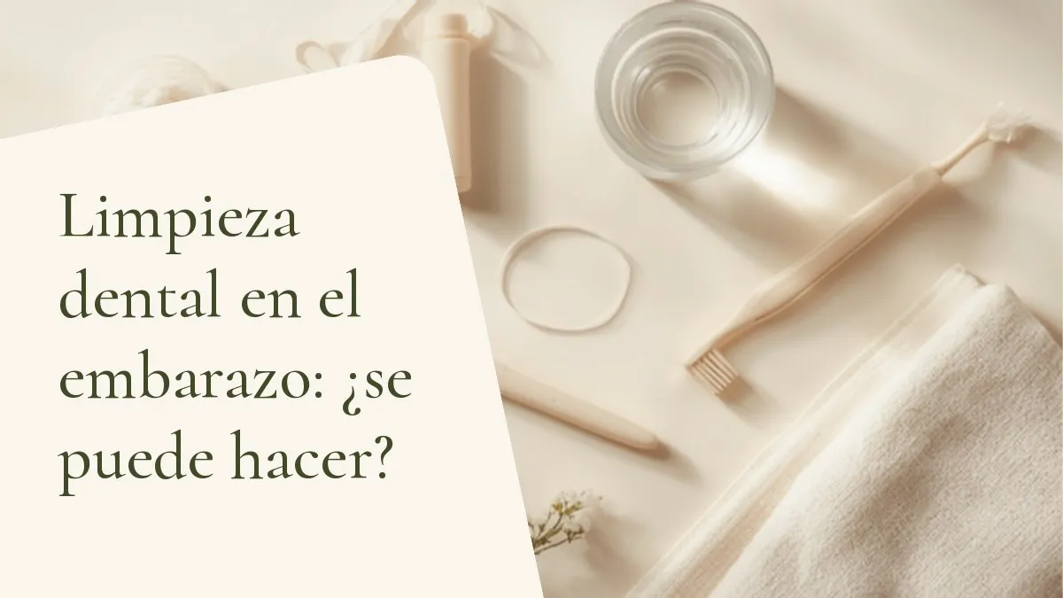 Objetos de odontología relacionados con el tema sobre una superficie clara: portada del artículo 'Limpieza dental en el embarazo: ¿se puede hacer?', del consultorio de la Dra. Cléo Salustiano, dentista en Mooca, São Paulo.